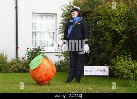 George VI est recréé dans le King's Peach au Bisterne Scarecrow Festival près de Ringwood, Hampshire. Banque D'Images