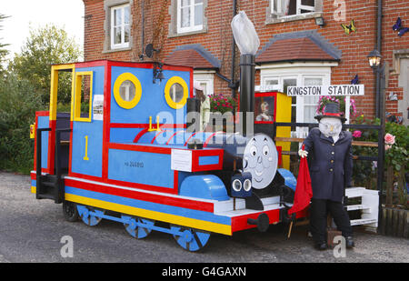 Thomas The Tank Engine est recréé au festival de Bisterne Scarecrow près de Ringwood, Hampshire. Banque D'Images