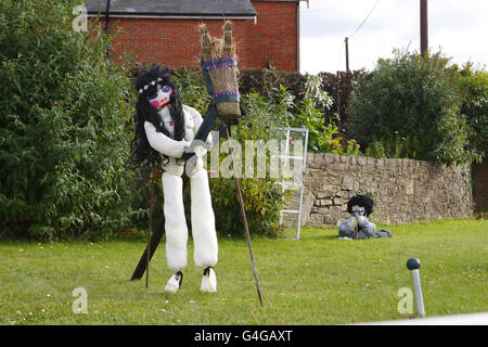 Un Tom qui pinte sur Lady Godiva au festival de Bisterne Scarecrow près de Ringwood, Hampshire. Banque D'Images