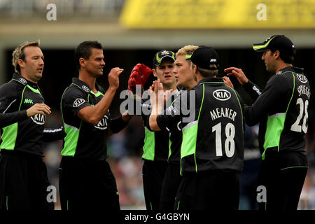 Le capitaine de Surrey Rory Hamilton-Brown (au centre) célèbre avec ses coéquipiers après Le congédiement de Phil Mustard de Durham Banque D'Images