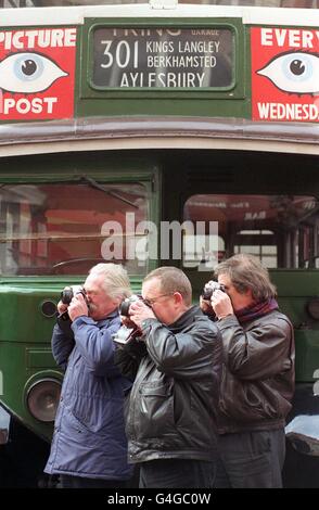 Les amateurs de bus photographient un vieux bus au Museum of London transport dans le Covent Garden de Londres ce matin le 5 décembre 1998, avant que certains des bus histic les plus rares et les plus précieux ne soient conduits à « The Depot », un tout nouveau centre de collections pour le musée en construction à l'ouest de Londres. Photo de Stefan Rousseau/PA Banque D'Images