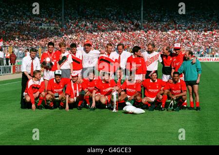 L'ÉQUIPE GAGNANTE DE NOTTINGHAM FOREST ET OLDHAM FOREST S'ÉQUIPE Banque D'Images