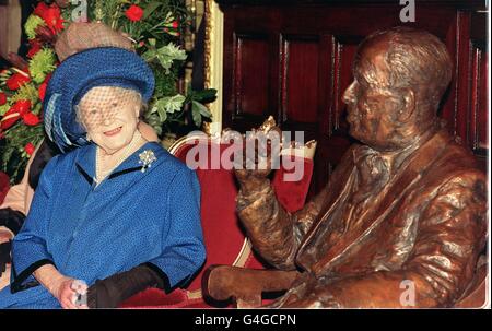 La Reine mère lors d'une séance photo au Theatre Royal de Londres aujourd'hui le 8 septembre 1998, où elle a dévoilé une statue spécialement commandée par Angela Conner, de son vieil ami le dramaturge Noel Coward. Voir l'histoire de PA, ROYAL Coward. Photo de John Stillwell/PA Banque D'Images