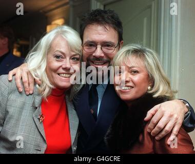 Sir Cliff Richard, ancien chanteur, est accompagné de l'actrice Wendy Richard (à gauche) et de la chanteuse Elaine Paige, au déjeuner de Noël du Variety Club d'aujourd'hui (mardi), qui a eu lieu en son honneur au London Hilton, pour célébrer ses 40 ans de spectacle.Voir l'histoire de PA SHOWBIZ Cliff.Photo de Paul Stuart. Banque D'Images