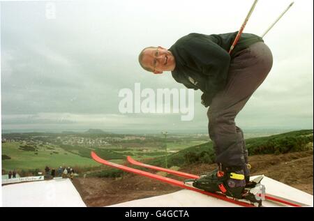 Le seul cavalier olympique de Grande-Bretagne, Eddie the Eagle, en action sur une nouvelle piste de ski de 50,000, qu'il a ouvert au centre de ski Midlothian, Hillend, Édimbourg, aujourd'hui 8,1998 décembre.Photo de David Cheskin/PA Banque D'Images