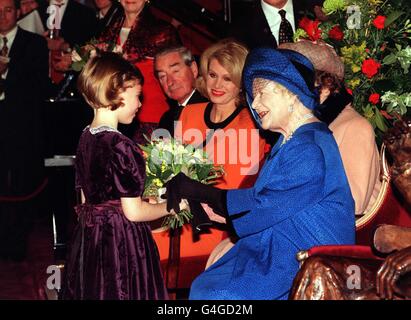 PA NEWS PHOTO 8/12/98 sa Majesté la reine Elizabeth la reine mère reçoit des fleurs au Theatre Royal de Londres où elle a dévoilé une statue spécialement commandée par Angela Conne, de son vieil ami le dramaturge Noel Coward.L'actrice Joanna Lumley peut être vue en arrière-plan (veste orange). Banque D'Images