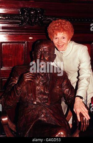 PA NEWS PHOTO 8/12/98 SCULPTRICE ANGELA CONNOR AU THEATRE ROYAL, À LONDRES, OÙ LA REINE MÈRE A DÉVOILÉ SA STATUE DU DRAMATURGE NOEL COWARD. Banque D'Images