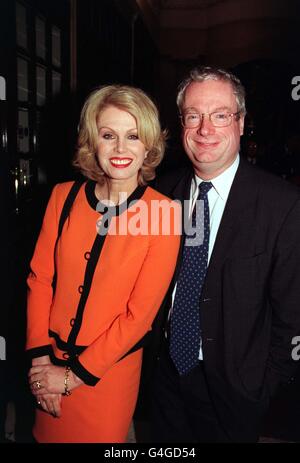 PA NEWS PHOTO 8/12/98 L'ACTRICE JOANNA LUMLEY ET LE SECRÉTAIRE À LA CULTURE CHRIS SMITH AU THEATRE ROYAL, À LONDRES, OÙ LA REINE MÈRE A DÉVOILÉ UNE STATUE DU DRAMATURGE NOEL COWARD. Banque D'Images