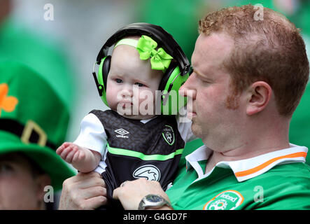 Une jeune République d'Irlande avec ventilateur pour les oreilles dans les stands pendant l'UEFA Euro 2016, Groupe E match au stade de Bordeaux, Bordeaux. ASSOCIATION DE PRESSE Photo. Photo date : Samedi 18 Juin, 2016. Voir l'ACTIVITÉ DE SOCCER Histoire République. Crédit photo doit se lire : Martin Rickett/PA Wire. RESTRICTIONS : Utiliser l'objet de restrictions. Usage éditorial uniquement. Les ventes de livres et de magazines autorisée s'est pas uniquement consacré à chaque joueur/équipe/match. Pas d'utilisation commerciale. Appelez le  +44 (0)1158 447447 pour de plus amples informations. Banque D'Images
