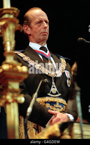 PA NEWS PHOTO 10/6/92 Le duc de Kent sourit en franc-maçons MIS SUR LEURS INSIGNES À EARL'S COURT POUR LE 275E ANNIVERSAIRE DE LA FORMATION DE LA PREMIER GRAND LODGE Banque D'Images