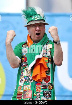 La République d'Irlande est fan des stands lors du match de l'UEFA Euro 2016, Groupe E au Stade de Bordeaux, Bordeaux.APPUYEZ SUR ASSOCIATION photo.Date de la photo: Samedi 18 juin 2016.Voir PA Story football Republic.Le crédit photo devrait se lire: Martin Rickett/PA Wire.RESTRICTIONS : l'utilisation est soumise à des restrictions.Usage éditorial uniquement.Les ventes de livres et de magazines sont autorisées à ne pas être exclusivement consacrées à une équipe, un joueur ou un match.Aucune utilisation commerciale.Pour plus d'informations, appelez le +44 (0)1158 447447. Banque D'Images