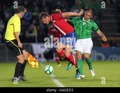 David Healy (à droite), d'Irlande du Nord, se dispute avec Slobodan Rajkovic, de Serbie, lors du match de qualification au championnat d'Europe à Windsor Park, à Belfast. Banque D'Images