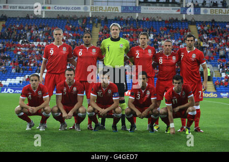 Pays de Galles (rangée arrière de gauche à droite) Steve Morison, Ashley Williams, Wayne Hennessey, Chris Gunter, Craig Bellamy,Joe Ledley, (rangée du bas, de gauche à droite) David Vaughan, Darcy Blake, Aaron Ramsey, Neil Taylor et Gareth Bale se sont alignés avant le match de qualification de championnat d'Europe au stade de Cardiff City, à Cardiff. Banque D'Images