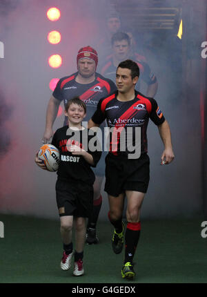 Rugby Union - RaboDirect PRO12 - Edimbourg / Cardiff - Murrayfield.L'équipe d'Édimbourg et les mascottes marchent sur le terrain lors du match RaboDirect PRO 12 à Murrayfield, Édimbourg. Banque D'Images