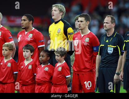 (Gauche-droite) Ashley Williams, Wayne Hennessey et Aaron Ramsey au pays de Galles pendant les hymnes nationaux lors du match de qualification de l'UEFA Euro 2012 au stade Wembley, Londres. Banque D'Images