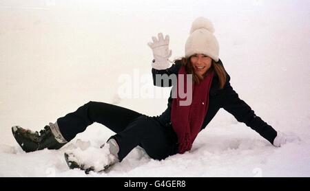 Tara Palmer-Tomkinson, Qui fait partie de la fête de ski qui rejoint le prince Charles de Grande-Bretagne et son jeune fils le prince Harry à Klosters dans les Alpes suisses, garde au chaud dans la neige lundi 4 janvier 1999, portant un élégant costume de ski d'une pièce et une veste bleu marine par son designer préféré Sam de Teran. Mardi, on s'attend à ce que les deux princes apparaissent à un photocall. Voir PA Story ROYAL ski. Photo PA: John Stillwell. Banque D'Images