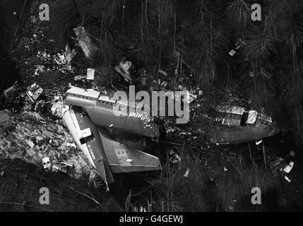 Une vue aérienne des restes brisés de l'avion britannique Midlands 737 400, le vol BD92, qui s'est écrasé sur le quai de l'autoroute M1, près de Kegworth, Leicestershire, tuant 47 personnes. 8/1/99 10e anniversaire de l'accident. Banque D'Images