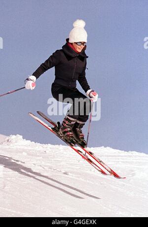 La socialite Tara Palmer-Tomkinson, qui participe à la fête de ski avec le prince de Galles de Grande-Bretagne et son fils plus jeune, le prince Harry, s'emmène sur les pistes de Klosters dans les Alpes suisses, aujourd'hui (mardi). Voir PA Story ROYAL ski. Photo PA John Stillwell. Banque D'Images