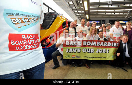 Une délégation de 200 travailleurs, hommes d'affaires et conseillers soutenant la société de construction ferroviaire Bombardier arrive à la gare de St Pancras à Londres pour demander au gouvernement de repenser la décision d'accorder le contrat de matériel roulant ferroviaire Thameslink à la société allemande Siemens. Banque D'Images