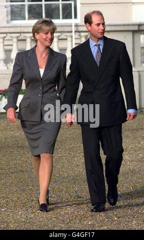 Le prince Edward, le plus jeune fils de la reine Elizabeth II de Grande-Bretagne, et sa mariée-à-être, Sophie Rhys-Jones, photographiés le mercredi 6 janvier 1999 dans le jardin du Palais St James après l'annonce de leur engagement. Photo PA : Toby Melville. EDI WPA Rota Voir l'histoire de l'AP ENGAGEMENT ROYAL Banque D'Images