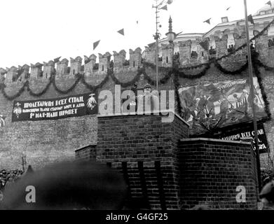 LE JOUR DE MAI À MOSCOU A ÉTÉ SIGNALÉ PAR UNE PARADE DES TROUPES SOVIÉTIQUES SUR LA PLACE ROUGE ET UN DISCOURS DE LÉON TROTSKY AU KREMLIN. ICI, TROTSKY S'ADRESSE AUX TROUPES ROUGES ET AUX SPECTATEURS. LA GRANDE INSCRIPTION À GAUCHE SE LIT COMME SUIT: «LE PROLÉTARIAT DE TOUS LES PAYS ENCORE SOUS LE RÈGNE DE L'ANCIEN MONDE SE JOINT À NOUS SUR CE MAI D'ABORD. NOS SALUTATIONS. Banque D'Images