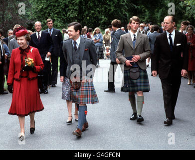 La reine Elizabeth II et le duc d'Édimbourg (à droite) marchent sur le terrain de l'école Gordonstoun avec le directeur de l'école, M. Michael Mavor (au centre, à gauche), et leur plus jeune fils, le prince Edward, le chef-garçon et dans son dernier mandat. Banque D'Images
