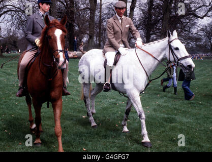 PA News 21/4/79 le Prince de Galles (à droite) et son frère cadet le Prince Edward visitent les épreuves de badminton. Banque D'Images