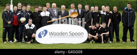 (Centre gauche à droite) Wooden Spoon membre du Comité national écossais Peter Brown, directeur du développement du rugby Greenock Wanderers Dougie Sloan, président du Comité national écossais Charlie Bryden, directeur régional du développement du Syndicat écossais de rugby Glen Tippett et responsable de l'éducation Inverclyde Council Terry Loughran avec les stars du rugby Fergus Thomson (à l'extrême gauche), Peter Murchie (à l'extrême droite) et l'entraîneur Grant Anderson (quatrième à gauche), sont des photos avec des enfants pour lancer le partenariat entre l'Union écossaise de rugby et le British Charity Wooden Spoon, au Lady Octavia Center, Greenock. Banque D'Images