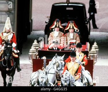 PRINCE ANDREW (À GAUCHE) AVEC SON FRÈRE ET SON MEILLEUR HOMME, PRINCE EDWARD, ARRIVANT À WESTMINSTER ABBEY, LONDRES, POUR SA CÉRÉMONIE DE MARIAGE À SARAH FERGUSON Banque D'Images