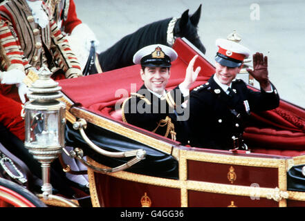 LE PRINCE ANDREW, LE DUC D'YORK (À GAUCHE) AVEC SON FRÈRE ET SON MEILLEUR HOMME, LE PRINCE EDWARD, ARRIVANT À L'ABBAYE DE WESTMINSTER, À LONDRES, POUR SA CÉRÉMONIE DE MARIAGE À SARAH FERGUSON. Banque D'Images