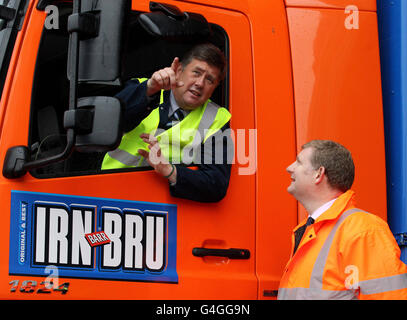 Le ministre des Transports Keith Brown (à gauche) s'entretient avec le directeur général d'AG Barr, Roger White, lors d'une visite à l'usine de la compagnie, à Cumbernauld, où ils ont discuté des avantages que la route M80 récemment modernisée entre Stepps et Haggs a eu sur la distribution de la compagnie. Banque D'Images