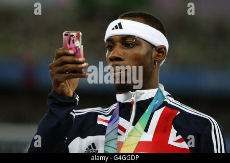 Phillips Idowu de Grande-Bretagne utilise son téléphone pour filmer le après avoir reçu sa médaille d'argent dans le Triple masculin Saut Banque D'Images