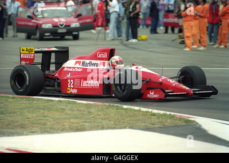 Courses automobiles - Formule 1 - Andrea de Cesaris - Grand Prix de Saint-Marin. Andrea de Cesaris dans une voiture de Dallara. Banque D'Images