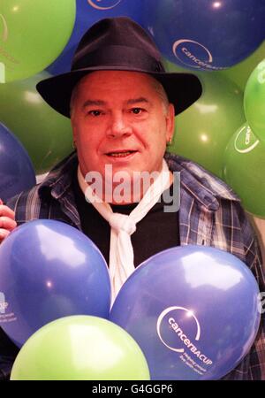 La pop star Ian Dury arrive au siège social de la principale œuvre caritative CancerBACUP à Londres pour aider à lancer une nouvelle ligne d'assistance pour les personnes atteintes du cancer. L'événement a impliqué 850 ballons libérés au-dessus de la ville pour faire connaître le travail de l'organisme de bienfaisance. 29/04/02:le regretté forgeron et l'icône de musique Ian Dury se souvenaient en allumant un banc commémoratif musical à un coin de poètes. Dury, la star du classement et le poète du peuple peu probable qui est décédé il y a un peu plus de deux ans, a été honoré avec le siège solarpowered qui joue une sélection de ses chansons dans le sud de Londres Richmond Park, un favori de la Banque D'Images