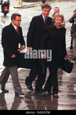 L'ancien ministre du Cabinet Jonathan Aitken (au centre) arrive au Old Bailey à Londres, où il a plaidé coupable de parjure et de faire un acte tendant ou ayant l'intention de pervertir le cours de la justice. Banque D'Images