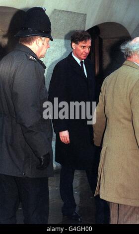 L'ancien ministre conservateur Jonathan Aitken de l'Old Bailey à Londres, où il a plaidé coupable de parjure et d'intention de pervertir le cours de la justice publique lors d'une action infructueuse de la haute Cour contre le journal « The Guardian ». Banque D'Images