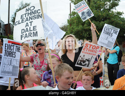 Les voyageurs de Dale Farm, dans l'Essex, participent à une marche et à une manifestation à Wickford contre leur expulsion forcée de leur site par le Conseil de Basildon. Banque D'Images