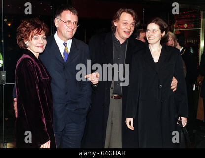 Les acteurs Martin Clunes (à droite, avec sa femme Philippa) et Tom Wilkinson (de la renommée « The Full Monty ») arrivent à la première caritative européenne du film « Shakespeare in Love » au cinéma Empire de Leicester Square à Londres. Banque D'Images