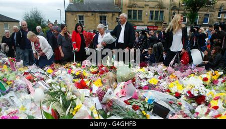 Gordon et Jean Leadbeater (centre), les parents de Jo du Cox, sa soeur soeur Kim Leadbeater (droite) rejoindre des membres de leur famille comme ils regardent tributs floraux gauche en Birstall, West Yorkshire, que l'homme accusé de son meurtre a donné son nom comme "Mort aux traîtres, la liberté pour la Grande-Bretagne" au cours de sa première comparution en cour. Banque D'Images