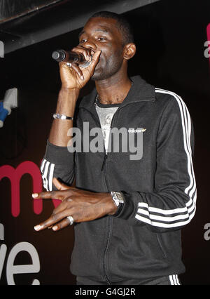 Habillage de Tretch 32 - Manchester.Le Wretch 32 se produit avant de signer des autographes au HMV au Arndale Centre, à Manchester Banque D'Images