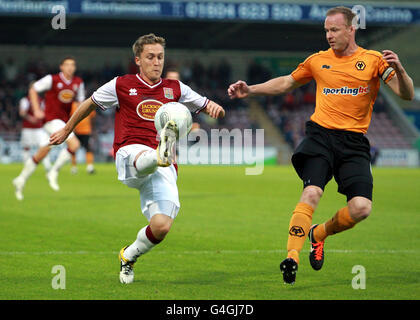 Jake Robinson, de Northampton Town, contrôle la balle sous la pression de Wolverhampton Wanderers Jody Craddock (à droite) pendant le deuxième tour de la Carling Cup au stade Sixfields, à Northampton. Banque D'Images