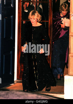 PA NEWS PHOTO 26/11/98 Camilla Parker Bowles laissant le 50ÈME ANNIVERSAIRE QUI A EU LIEU EN L'HONNEUR DU PRINCE DE GALLES DANS UN HÔTEL PARTICULIER APPARTENANT À LA FAMILLE DE Diana, princesse de Galles, À ST JAMES'S, AU CENTRE DE LONDRES. Banque D'Images