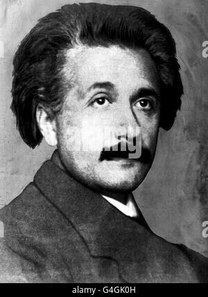 MARS 14: Ce jour en 1879, le scientifique Albert Einstein est né, à Ulm, en Allemagne. Il a passé sa jeunesse à Munich où sa famille possédait une petite boutique. Il n'a pas parlé avant l'âge de 3 ans, mais même en tant que jeune, il a montré une brillante curiosité au sujet de la nature et une capacité à comprendre des concepts mathématiques difficiles. Il est peut-être le scientifique le plus connu du XXe siècle. UNE PHOTO DE BIBLIOTHÈQUE DU PROFESSEUR ALBERT EINSTEIN, C1921. 19/03/01: Un nouveau sondage publié révèle que les Britanniques sont plus inspirés par les scientifiques Marie Curie et Albert Einstein que les célébrités Posh et Becks. * le Mori Banque D'Images