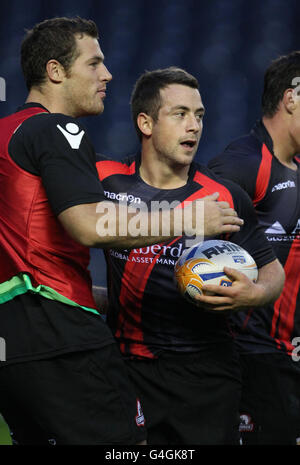 Rugby Union - pré saison amicale - Edimbourg / Newcastle Falcons - Murrayfield.Le Greig Laidlaw d'Édimbourg célèbre son essai avec Tim visser lors du match amical d'avant-saison au Murrayfield Stadium d'Édimbourg. Banque D'Images