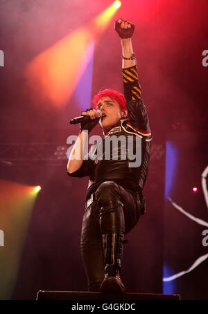 Gerard Way of My Chemical Romance se produit sur la scène principale au Reading Festival, sur l'avenue Richfield à Reading. Banque D'Images