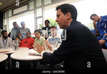 Le chef du travail, Ed Miliband, rencontre des jeunes et des jeunes leaders à la bibliothèque de Lewisham, dans le sud-est de Londres, après avoir averti que les réductions du financement de la police « affaibliront les forces de l'ordre dans nos rues ». Banque D'Images