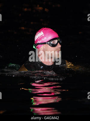 Le chanteur Ronan Keating commence la natation, une baignade de collecte de fonds à travers la mer d'Irlande à l'aide de cancer Research UK à Holyhead. Banque D'Images