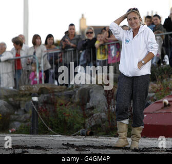 Jenny Frost avant le début de la natation, une collecte de fonds nage à travers la mer d'Irlande à l'aide de cancer Research UK à Holyhead. Banque D'Images