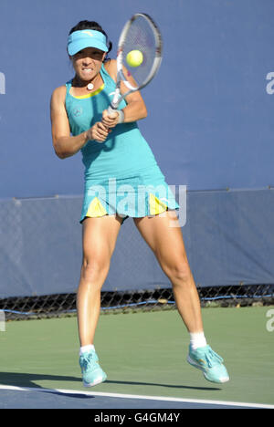 Jie Zheng de la Chine en action contre Vitalia Diatchenko de la Russie pendant le deuxième jour de l'US Open à Flushing Meadows, New York, États-Unis. Banque D'Images