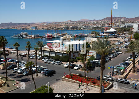 Vue de la ville Eilat et les montagnes rouges, Israël Banque D'Images